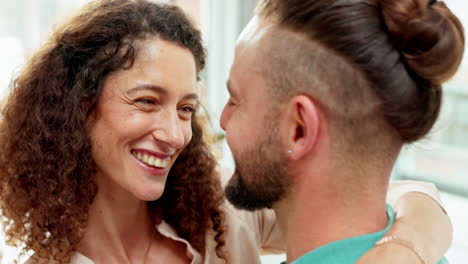 Amor,-Sonrisa-Y-Pareja-Feliz-Bailando-Con-Cuidado