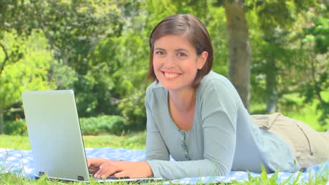 Junge-Frau-Surft-Draußen-Auf-Ihrem-Laptop