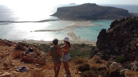 Feliz-Pareja-Disfrutando-De-Las-Vacaciones-En-La-Playa-De-La-Laguna-De-Gramvousa-Y-Balos,-Grecia