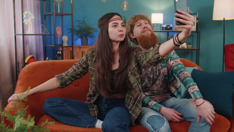 pareja casada tomando selfies con su teléfono inteligente, grabando videos en las redes sociales, compartiendo noticias, llamando en línea