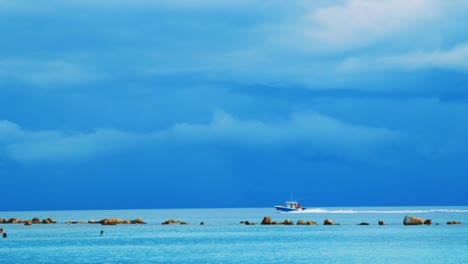 barco que regresa a la orilla en calma antes de la tormenta, mar caribe de curacao