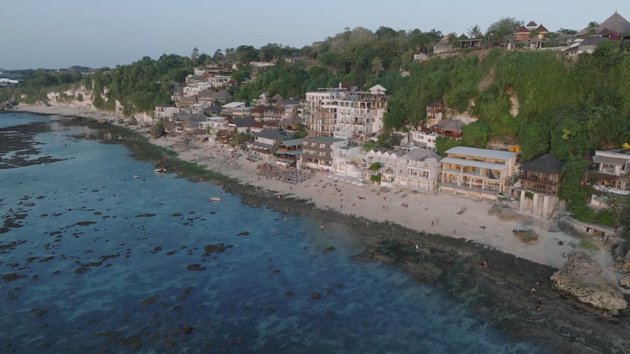 fotografía de aviones no tripulados de los edificios de la playa de bingin al atardecer y la marea baja en uluwatu bali, indonesia