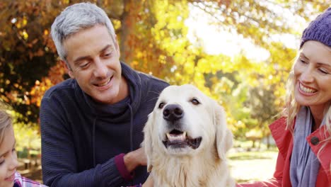 familia con perro al aire libre