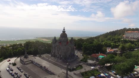 vista aérea del drone del santuario de la iglesia de santa luzia en viana do castelo con la ciudad al fondo, en portugal