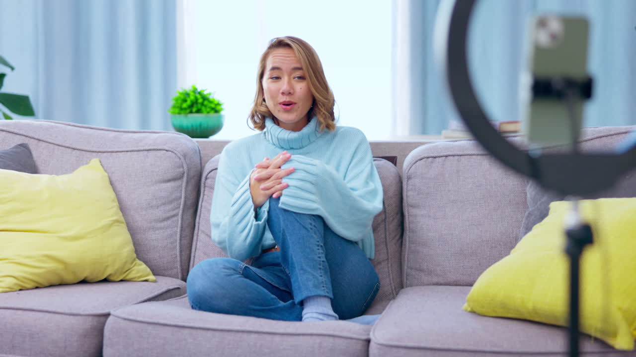 transmisión en vivo, teléfono y mujer asiática para social