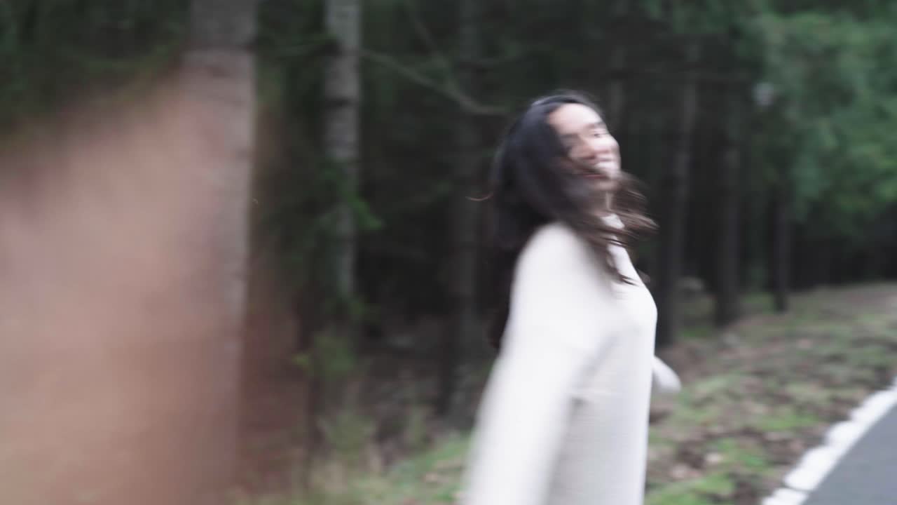 몬세니 스페인에서 회전하는 라틴계 여성을 촬영하는 어지러운 카메라 각도