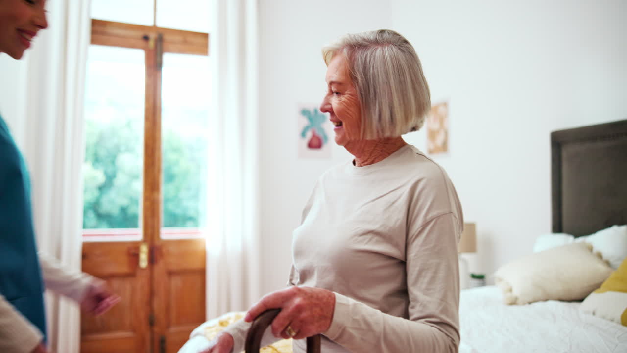 기 지이를 들고 있는 노인, 여성 또는 간호사