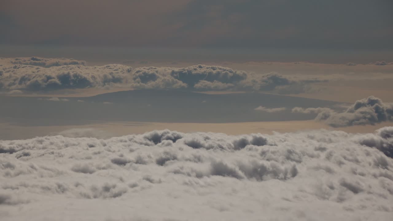 hiperlapso aéreo: nubes blancas rodando como olas marinas gigantes