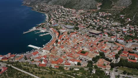 vista aérea de la ciudad de senj en el mar adriático en croacia durante el día