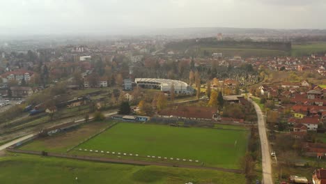 Serbische-Stadt-Kraljevo-Mit-Wohngebäuden-Und-Fußballstadion-An-Einem-Bewölkten-Tag