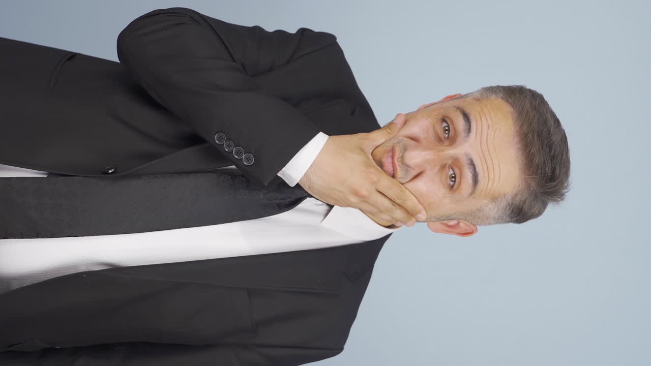 vídeo vertical de un hombre de negocios reflexivo y calculador.