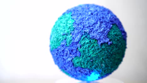 la creación de modelos giratorios de papel artesanía globo terrestre, girando el mundo ecología global en fondo gris. bucle creado en 4k