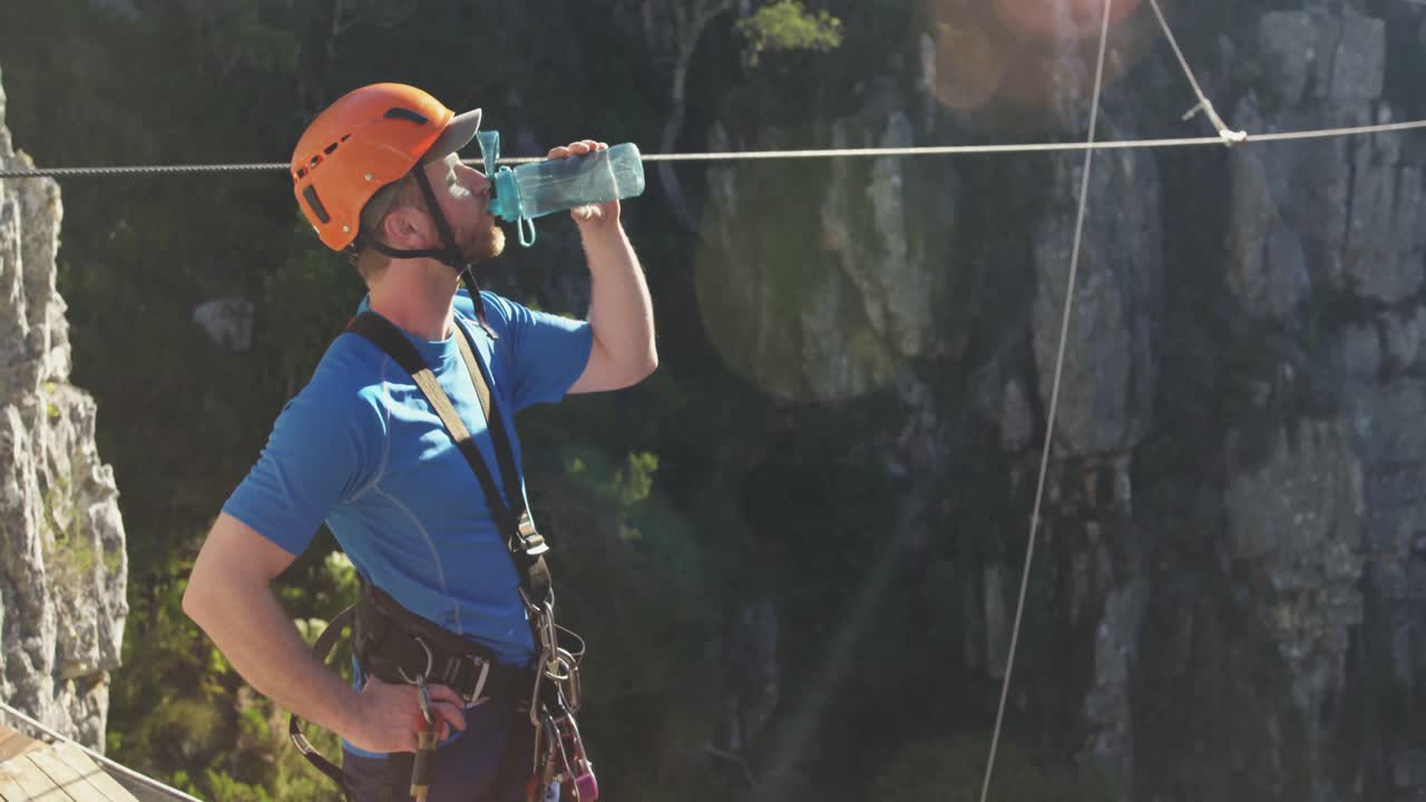 joven hombre caucásico en equipo de tirolesa