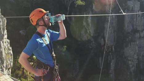 joven hombre caucásico en equipo de tirolesa