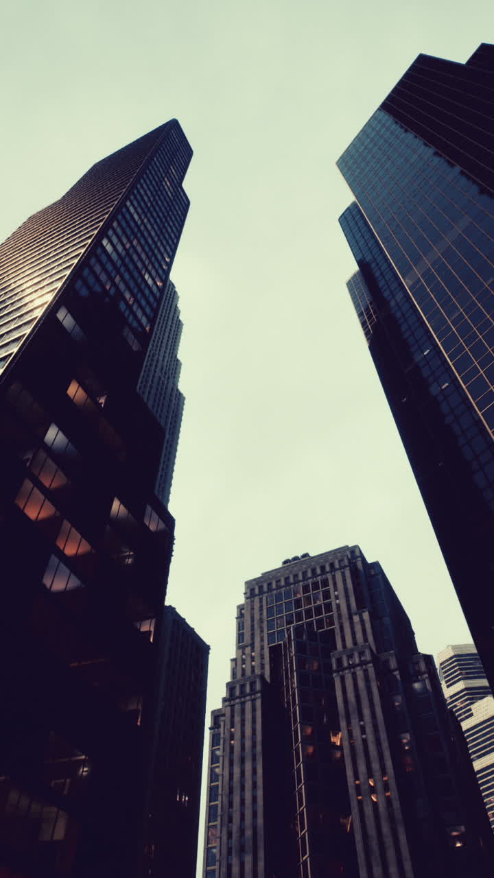 rascacielos alcanzando el cielo