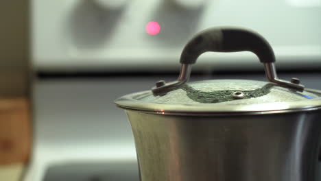 acercar la toma de una olla con agua hirviendo