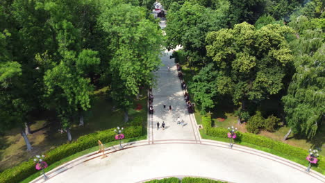 在一個陽光明<unk>的夏天,在塔拉斯·謝夫<unk>科公園上空飛翔