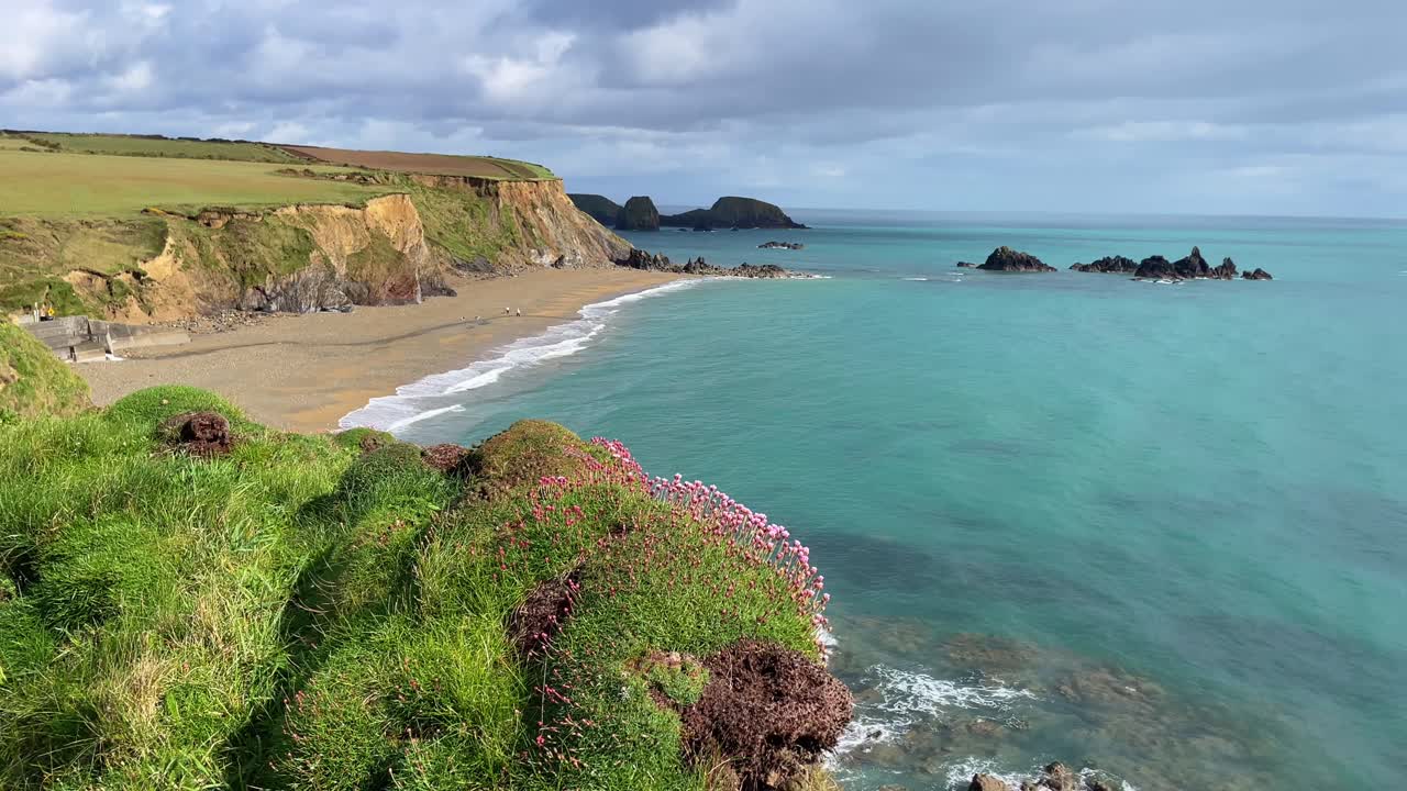 paisaje marino mar rosado en el acantilado por encima de la playa dorada mar suave colores vibrantes de la primavera costa de waterford irlanda belleza salvaje en primavera