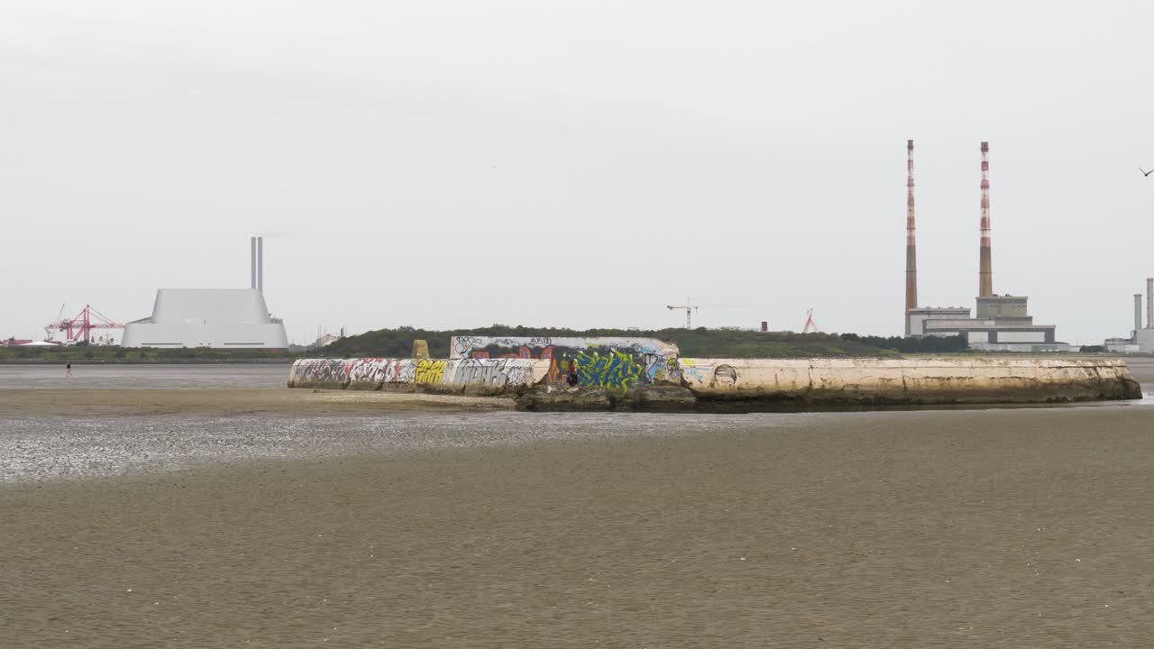 baños de natación de sandymount y estación de generación de poolbeg durante el día