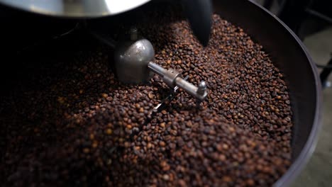 granos de café en una máquina de tostar