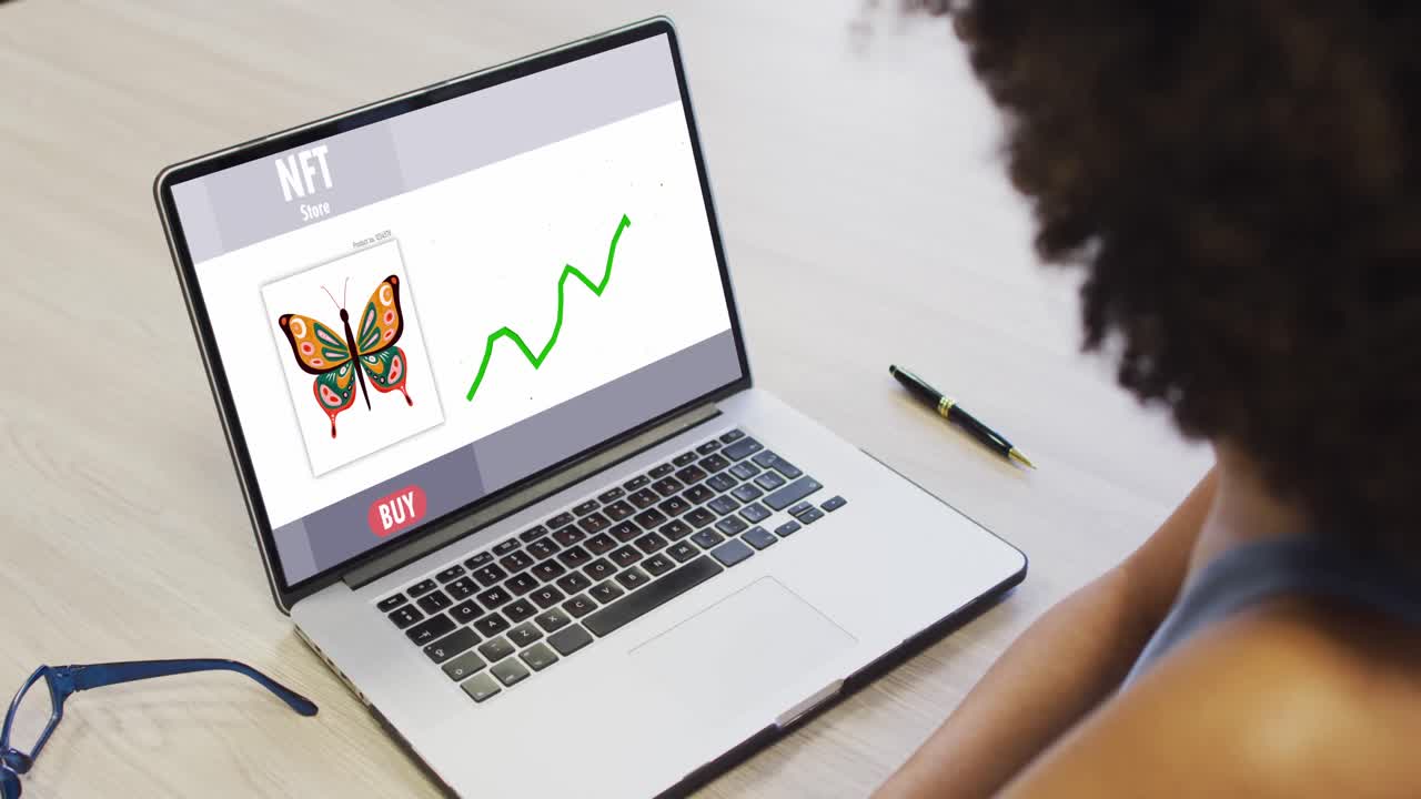 mujer de negocios afroamericana usando una computadora portátil para llamadas de video con procesamiento de datos