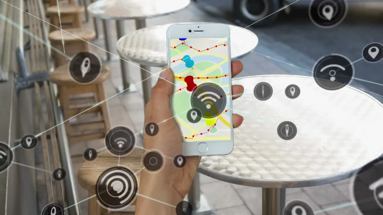 red de iconos de conexión contra la mano usando un teléfono inteligente