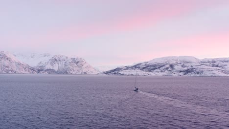 Drohnenaufnahmen-Vom-Segeln-Bei-Sonnenaufgang-In-Den-Fjorden-Nordnorwegens