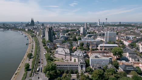 colonia, alemania - una vista aérea de aves del panorama de köln - vista desde el norte con la catedral, la torre de televisión, los edificios de gran altura y la zona residencial a lo largo del río rhein