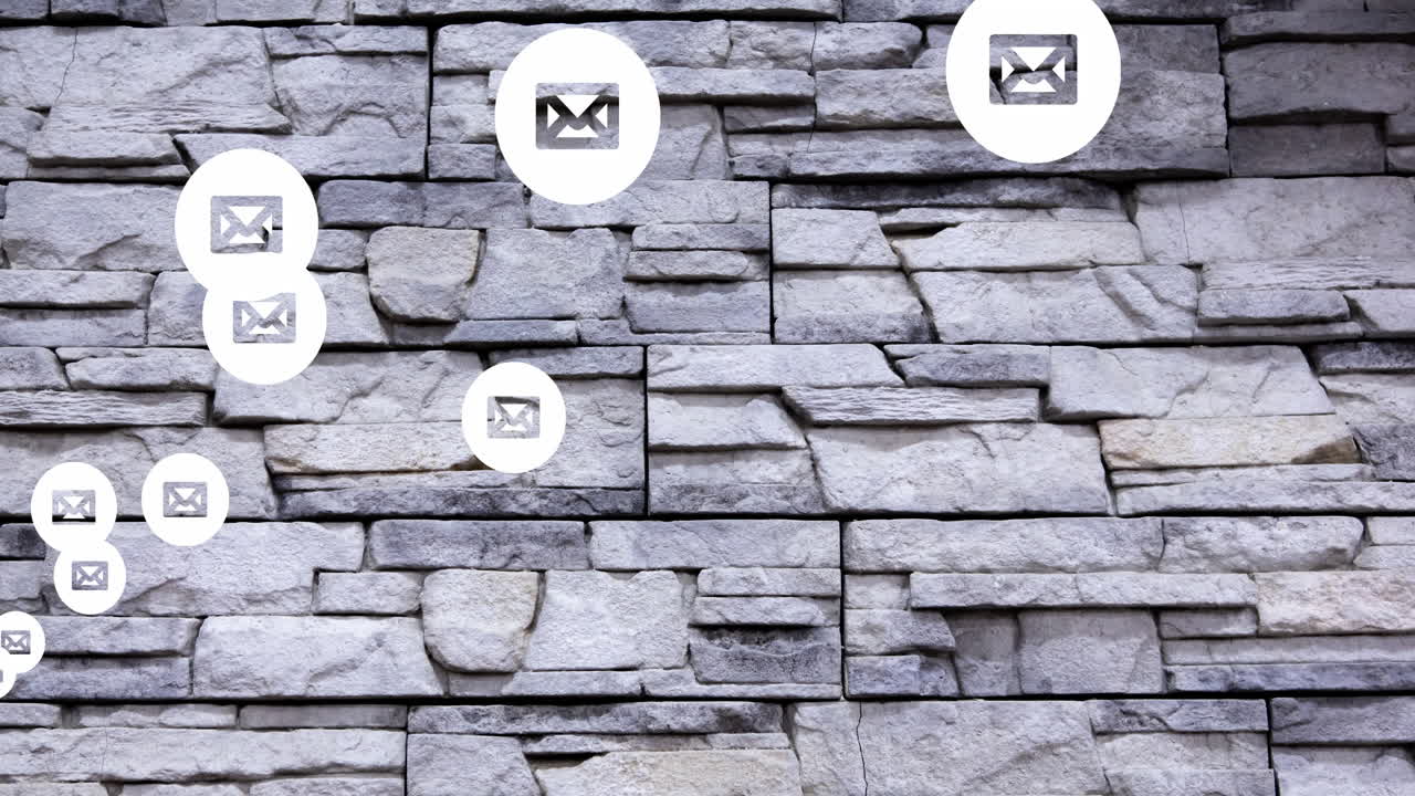 animación de iconos de mensajes flotando contra el fondo de la pared de piedra.