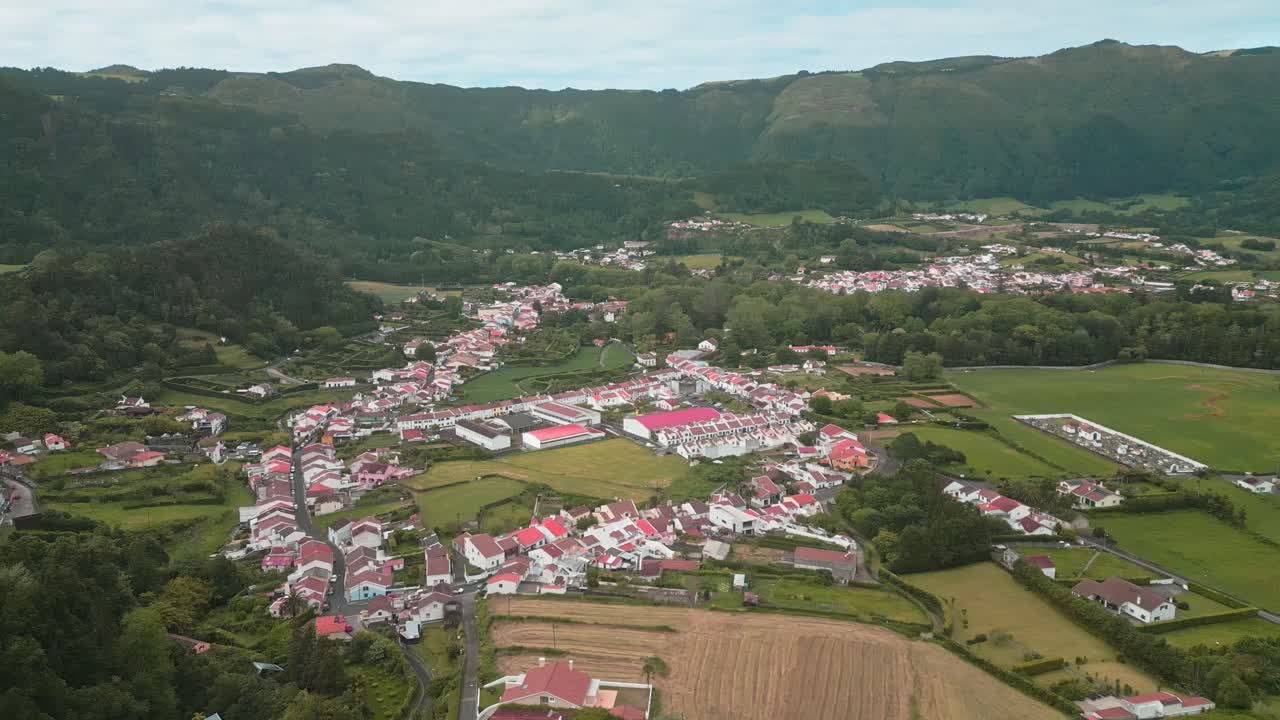 pueblo de furnas con un paisaje verde exuberante y montañas en las azores, portugal, vista aérea