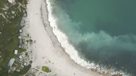 Toma-Aérea-De-Un-Dron-Volando-Alto-En-El-Cielo,-Mirando-Hacia-Abajo-Sobre-Las-Olas-Golpeando-La-Playa-De-La-Iglesia-Ope,-En-La-Isla-De-Portland,-En-Dorset,-Reino-Unido