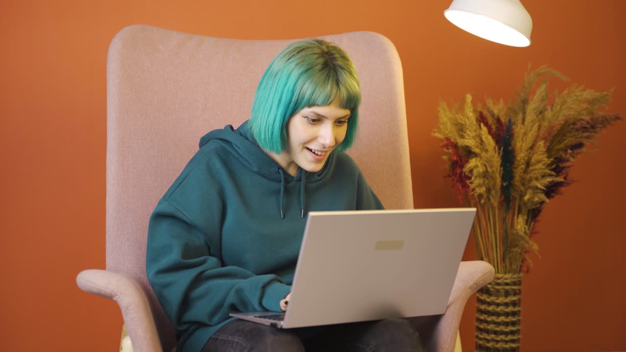 una joven pensante se le ocurre una gran idea.