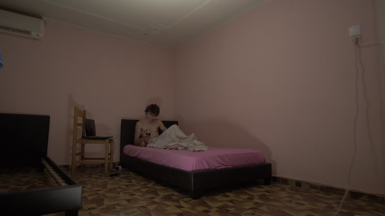 전화 알림은 자고있는 청년을 깨운다