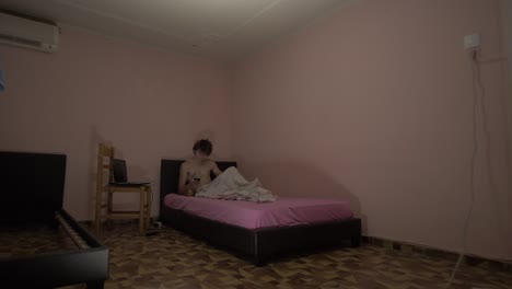 la notificación telefónica despierta a un joven durmiendo