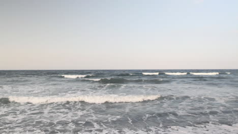 Wellen,-Die-Den-Sand-An-Einem-Schwarzen-Sandstrand-Treffen