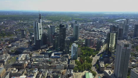 Antena-Sobre-Frankfurt-Am-Main-Con-Un-Dron-Mirando-Hacia-Los-Rascacielos-En-Un-Hermoso-Sol-De-Verano