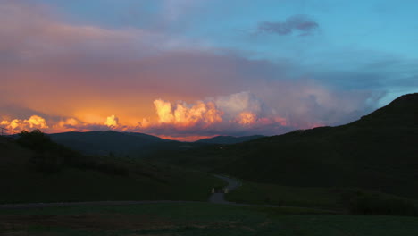 Eine-Breite-Aufnahme-Eines-Wunderschönen,-Farbenfrohen-Sonnenuntergangs-In-Den-Bergen-Von-Utah,-In-Der-Nähe-Von-Wanship-Und-Park-City