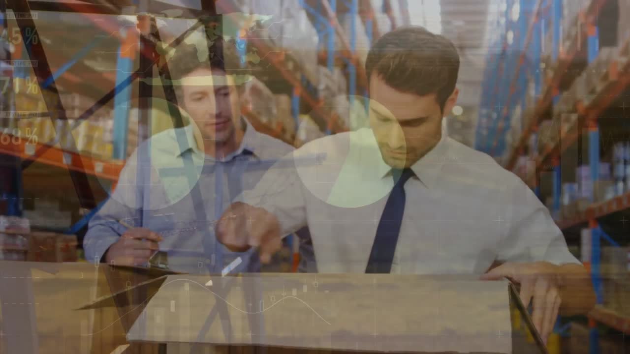 animación del procesamiento de datos estadísticos sobre dos supervisores caucásicos que abren una caja