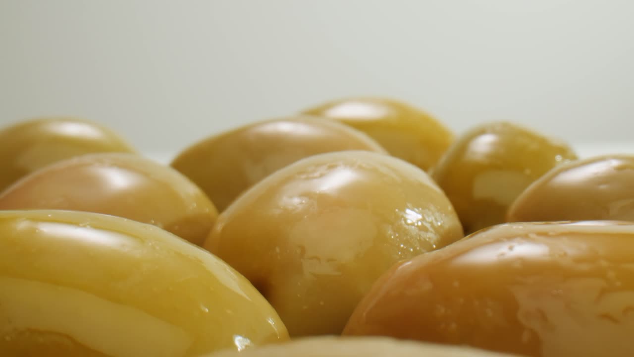 고품질의 4k 영상으로 그리스에서 배경으로 인 둥근 녹색 올리브.