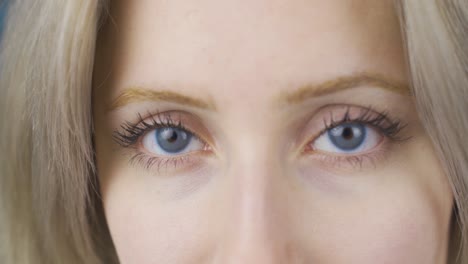 vista de cerca de una mujer rubia de ojos azules.