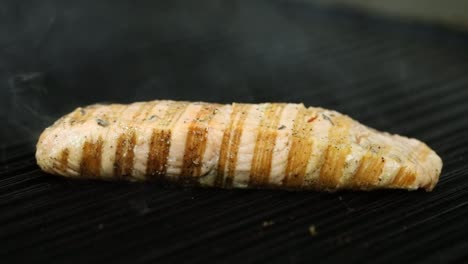 Ein-Chef-Grillt-Ein-Hähnchenstück-In-Nahaufnahme,-Schuss-Einfügen