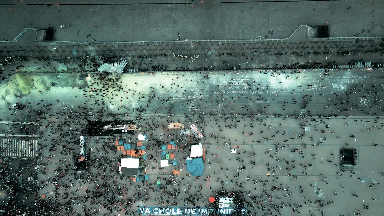 멕시코 시티 메인 플라자 소칼로에서 여성의 날 행진을 드론으로 감상