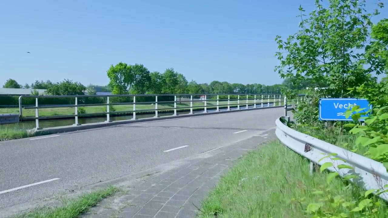 ถนนชนบทที่สวยงามและสะพานข้ามคลองในประเทศเนเธอร์แลนด์