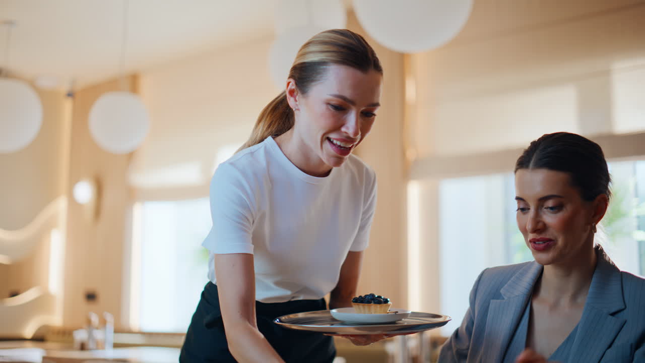 Selvsikker forretningskvinne som ser på smarttelefonen mens hun venter på kaffe på restaurant, nærbilde