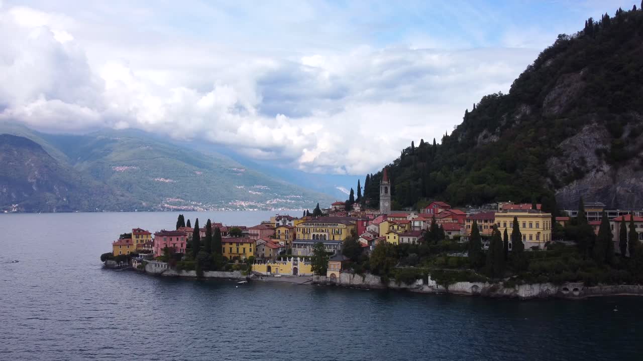 gran angular que establece la ciudad de varenna toma aérea en el lago de como, italia