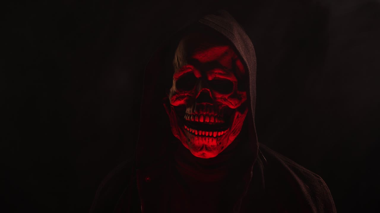 figura de cabeza de calavera de esqueleto aterrador en una capucha para videos de halloween o terror