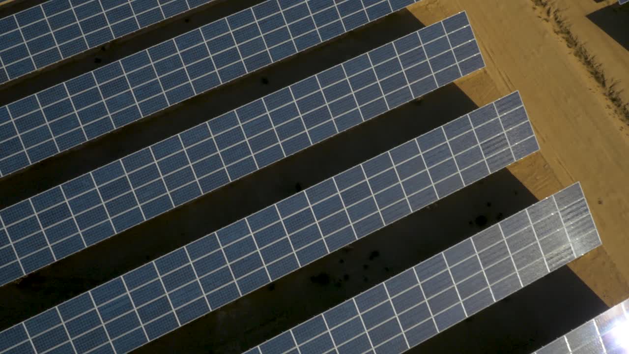 Una serie di pannelli solari adagiati su un appezzamento di terreno.