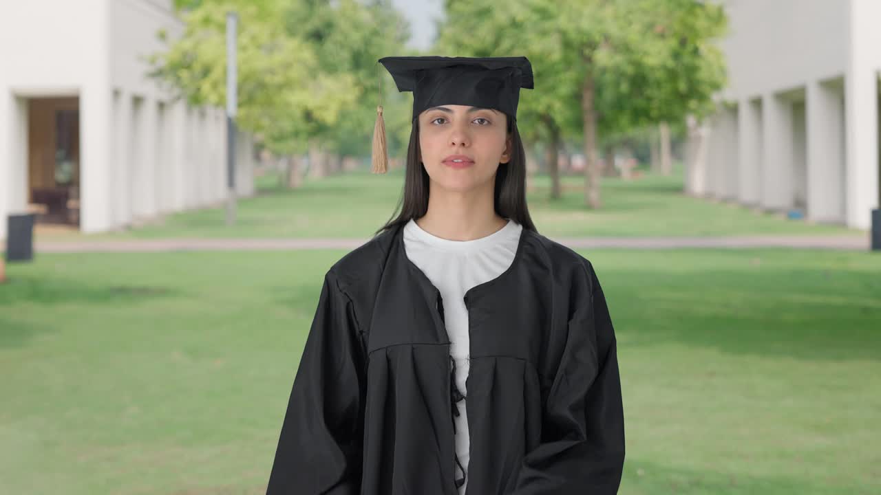 chica india graduada de la universidad hablando con alguien