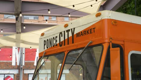 disparo medio de la furgoneta del mercado de la ciudad de ponce