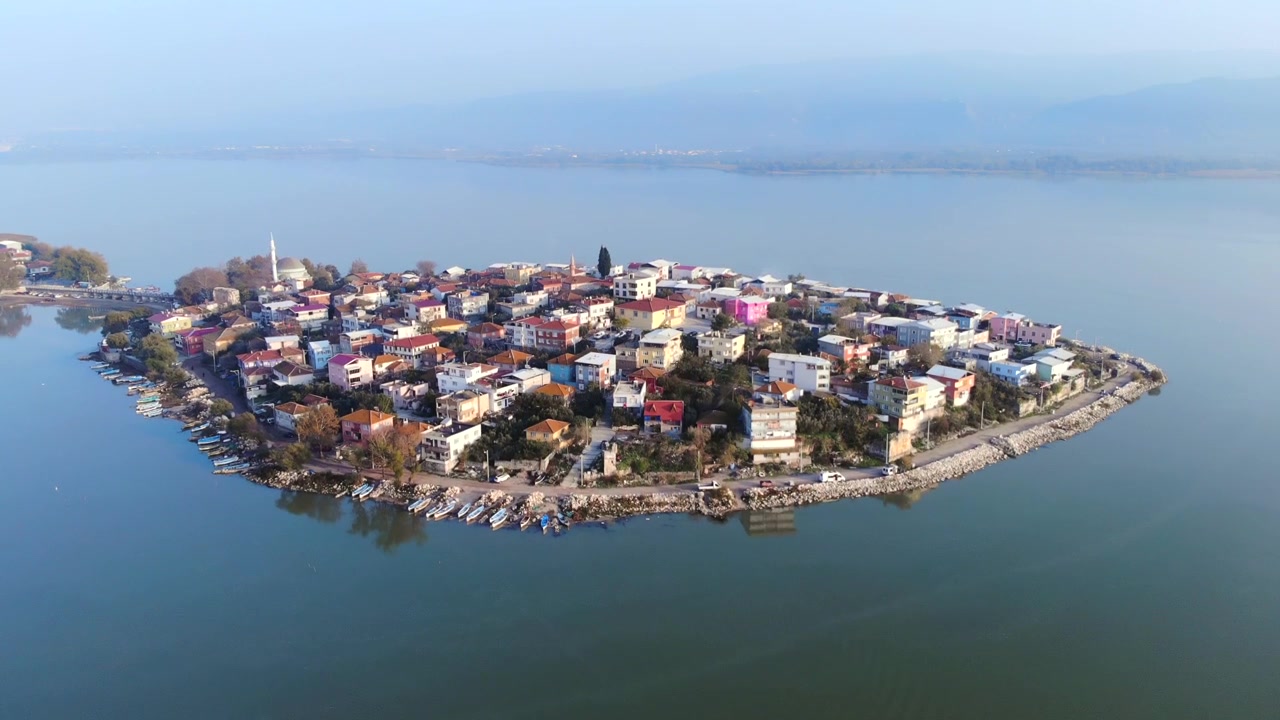 Ilmakuva Golyazin kylästä Uluabat-järvellä Turkissa